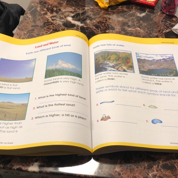 Edition Scholastic - 1st Grade Workbook with Motivational stickers - Picture 7 of 13